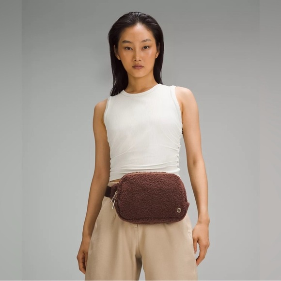 🆕 LULULEMON Athletica Everywhere Belt Bag Fleece LARGE 2L Brown Gold NWT - Picture 5 of 16